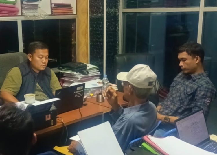Kuasa Hukum Muhamad Victor, dari Kantor Hukum Feri Apriansyah & Rekan, saat mendampingi saksi bertemu penyidik Krimum Subdit Kamneg Polda Sumsel. (fornews.co/foto: ist)
