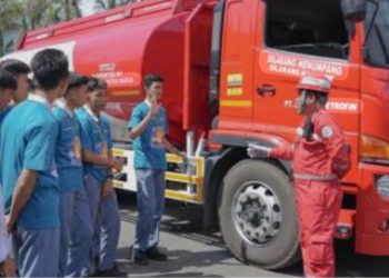 Pelajar dan guru SMAN 11 Padang, serta karyawan internal PT Elnusa Petrofin, anak usaha PT Elnusa Tbk (IDX: ELSA), saat sosialisasi bahaya blind spot di PT Pertamina Patra Niaga Integrated Terminal (IT) Teluk Kabung, Rabu (12/2/2026). (fornews.co/foto: ist)