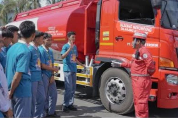 Pelajar dan guru SMAN 11 Padang, serta karyawan internal PT Elnusa Petrofin, anak usaha PT Elnusa Tbk (IDX: ELSA), saat sosialisasi bahaya blind spot di PT Pertamina Patra Niaga Integrated Terminal (IT) Teluk Kabung, Rabu (12/2/2026). (fornews.co/foto: ist)