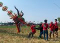 AKSI salah satu tim pelayang menerbangkan kereta naga dalam Road to Jogja International Kite Festival (JIKF) 2026 di Banaran, Kulon Progo, DIY, Ahad, 5 Juli 2026. (foto fornews.co/jikf)