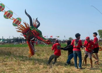 AKSI salah satu tim pelayang menerbangkan kereta naga dalam Road to Jogja International Kite Festival (JIKF) 2026 di Banaran, Kulon Progo, DIY, Ahad, 5 Juli 2026. (foto fornews.co/jikf)