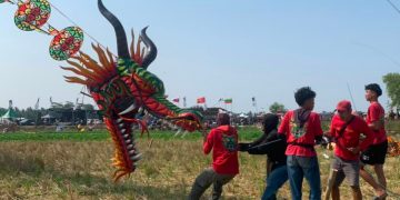 AKSI salah satu tim pelayang menerbangkan kereta naga dalam Road to Jogja International Kite Festival (JIKF) 2026 di Banaran, Kulon Progo, DIY, Ahad, 5 Juli 2026. (foto fornews.co/jikf)