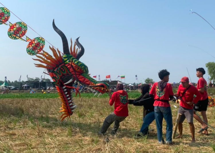 AKSI salah satu tim pelayang menerbangkan kereta naga dalam Road to Jogja International Kite Festival (JIKF) 2026 di Banaran, Kulon Progo, DIY, Ahad, 5 Juli 2026. (foto fornews.co/jikf)