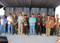 BUPATI Kulon Progo, Dr. H. R. Agung Setyawan, S.T., M.Sc., M.M., menyempatkan foto bersama pemenang lomba layang-layang serta panitia JIKF 2026 di Banaran, Kulon Progo, Sabtu, 4 Juli. (foto fornews.co/jikf)