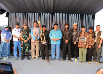 BUPATI Kulon Progo, Dr. H. R. Agung Setyawan, S.T., M.Sc., M.M., menyempatkan foto bersama pemenang lomba layang-layang serta panitia JIKF 2026 di Banaran, Kulon Progo, Sabtu, 4 Juli. (foto fornews.co/jikf)