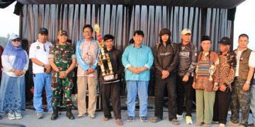 BUPATI Kulon Progo, Dr. H. R. Agung Setyawan, S.T., M.Sc., M.M., menyempatkan foto bersama pemenang lomba layang-layang serta panitia JIKF 2026 di Banaran, Kulon Progo, Sabtu, 4 Juli. (foto fornews.co/jikf)