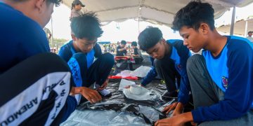 PESERTA siswa sekolah merakit layangan dalam kompetisi OLLANESIA rangkaian JIFK 2026 di pantai Parangkusumo, Bantul, Sabtu, 11 Juli 2026. (foto fornews,co/jifk)
