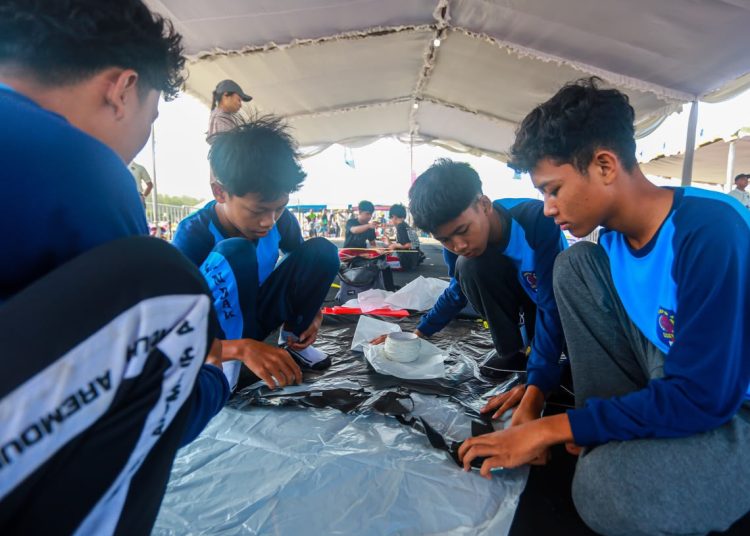 PESERTA siswa sekolah merakit layangan dalam kompetisi OLLANESIA rangkaian JIFK 2026 di pantai Parangkusumo, Bantul, Sabtu, 11 Juli 2026. (foto fornews,co/jifk)