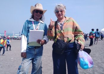 Dr. Dra. Koniherawati, S.Sn., M.A, foto bersama seniman Putu Biyung, salah seorang juri lomba layang-layang JIFK 2026 di pantai Parangkusumo, Bantul, Ahad, 12 Juli 2026. (foto fornews.co/adam)