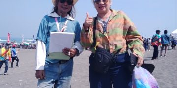 Dr. Dra. Koniherawati, S.Sn., M.A, foto bersama seniman Putu Biyung, salah seorang juri lomba layang-layang JIFK 2026 di pantai Parangkusumo, Bantul, Ahad, 12 Juli 2026. (foto fornews.co/adam)
