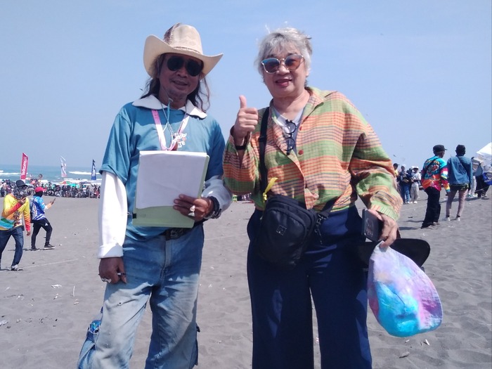 Dr. Dra. Koniherawati, S.Sn., M.A, foto bersama seniman Putu Biyung, salah seorang juri lomba layang-layang JIFK 2026 di pantai Parangkusumo, Bantul, Ahad, 12 Juli 2026. (foto fornews.co/adam)
