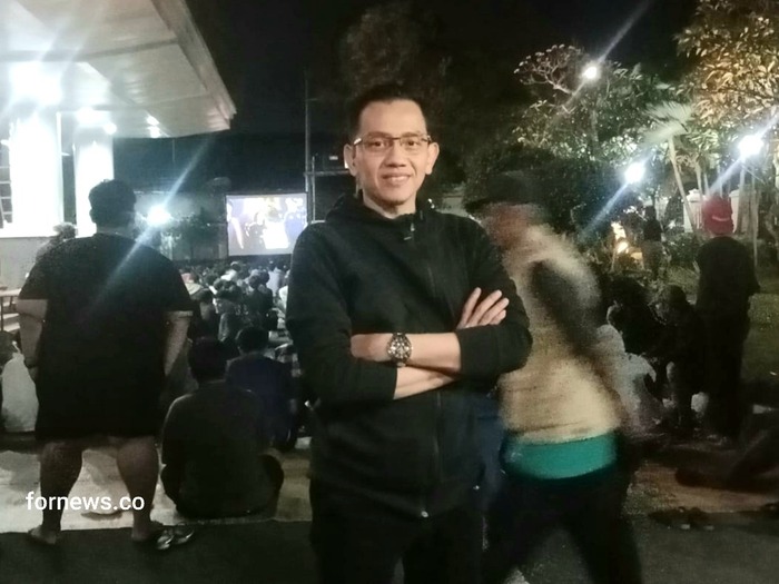 ANGGOTA DPD RI Provinsi DIY, Ir. Ahmad Syauqi Soeratno M.M saat nonton bersama (nobar) final Piala Dunia yang digelar di halaman Dewan Perwakilan Daerah RI DIY di Jalan Kusumanegara Senin dini hari, 20 Juli. (foto fornews.co/adam)