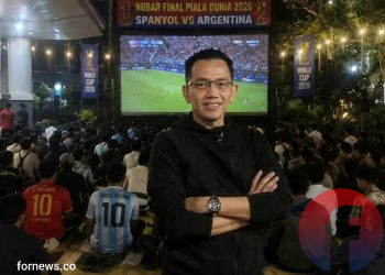 Anggota DPD RI Provinsi DIY, Ir. Ahmad Syauqi Soeratno M.M saat nonton bersama (nobar) final Piala Dunia yang digelar di halaman Dewan Perwakilan Daerah RI DIY di Jalan Kusumanegara Senin dini hari, 20 Juli. (foto fornews.co/ndri)