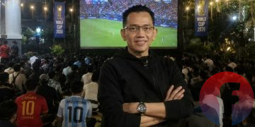 Anggota DPD RI Provinsi DIY, Ir. Ahmad Syauqi Soeratno M.M saat nonton bersama (nobar) final Piala Dunia yang digelar di halaman Dewan Perwakilan Daerah RI DIY di Jalan Kusumanegara Senin dini hari, 20 Juli. (foto fornews.co/ndri)
