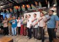 PIALA bergilir festival layang-layang internasional berupa mahkota dipegang tamu kehormatan dari Lithuania. (foto fornews.co/adam)