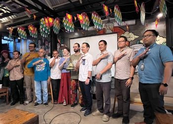 PIALA bergilir festival layang-layang internasional berupa mahkota dipegang tamu kehormatan dari Lithuania. (foto fornews.co/adam)