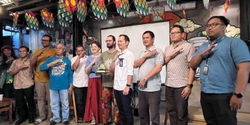 PIALA bergilir festival layang-layang internasional berupa mahkota dipegang tamu kehormatan dari Lithuania. (foto fornews.co/adam)