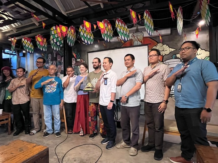 PIALA bergilir festival layang-layang internasional berupa mahkota dipegang tamu kehormatan dari Lithuania. (foto fornews.co/adam)