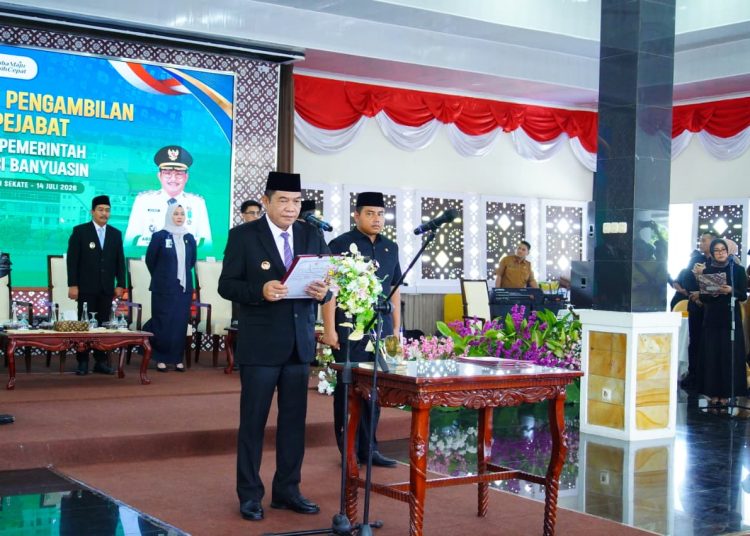 Bupati Muba, M Toha Tohet saat melantik dan mengambil sumpah jabatan pejabat di lingkungan Pemkab Muba, di Pendopoan Griya Bumi Serasan Sekate, Selasa (14/7/2026). (fornews.co/ist)