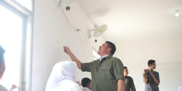 Gubernur Sumsel, Herman Deru melihat kondisi ruangan SMAN Ketapat Bening, di Desa Ketapat Bening, Kecamatan Rawas Ilir, Muratara, yang dibangun PT GPU usai diresmikan, Rabu (15/7/2026) kemarin. (fornews.co/ist)