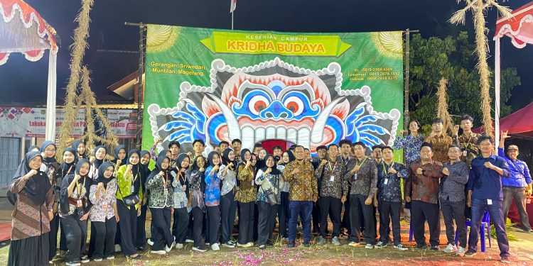 FOTO bersama Pengurus Pusat Ikatan Alumni (PPIA) UPN "Veteran" Jogjakarta dan Pemerintah Desa Sriwedari jelang Road to Sriwedari Culture Fest #4 yang digelar di Balai Desa Sriwedari, Muntilan, Kabupaten Magelang, Sabtu malam, 25 Juli 2026. ( foto fornews.co)