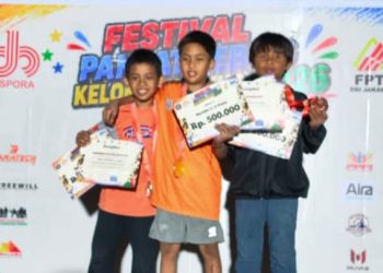 Pemanjat cilik Kota Palembang, Dino Pramana Dipa, usai pengalungan medali pada katagori Boulder U-11 Putra, di Cakung, Jakarta Timur, Minggu (5/7/2026) kemarin. (fornews.co
/ist)
