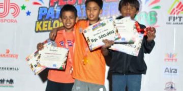 Pemanjat cilik Kota Palembang, Dino Pramana Dipa, usai pengalungan medali pada katagori Boulder U-11 Putra, di Cakung, Jakarta Timur, Minggu (5/7/2026) kemarin. (fornews.co
/ist)