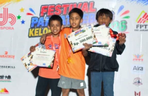 Pemanjat cilik Kota Palembang, Dino Pramana Dipa, usai pengalungan medali pada katagori Boulder U-11 Putra, di Cakung, Jakarta Timur, Minggu (5/7/2026) kemarin. (fornews.co
/ist)
