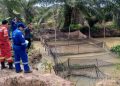 Perwakilan manajemen Medco E&P Grissik saat melihat kolam budidaya ikan lele di Desa Suka Maju, Kabupaten Muba. (fornews.co/foto: ist)