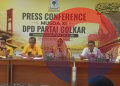 Ketua Steering Committee Musda XI Partai Golkar Sumsel, RA Anita Noeringhati bersama Ketua OC Rudi Apriadi, saat konferensi pers di Kantor DPD Golkar Sumsel, Kamis (30/7/2026). (fornews.co/foto: Sidratul Muntaha)