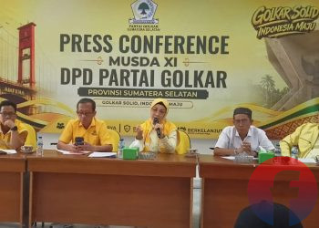 Ketua Steering Committee Musda XI Partai Golkar Sumsel, RA Anita Noeringhati bersama Ketua OC Rudi Apriadi, saat konferensi pers di Kantor DPD Golkar Sumsel, Kamis (30/7/2026). (fornews.co/foto: Sidratul Muntaha)