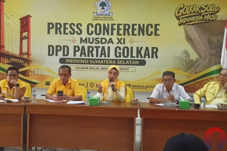 Ketua Steering Committee Musda XI Partai Golkar Sumsel, RA Anita Noeringhati bersama Ketua OC Rudi Apriadi, saat konferensi pers di Kantor DPD Golkar Sumsel, Kamis (30/7/2026). (fornews.co/foto: Sidratul Muntaha)