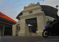 GERBANG kompleks Masjid Pathok Nagara Mlangi yang berada di sisi timur.