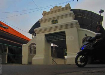 GERBANG kompleks Masjid Pathok Nagara Mlangi yang berada di sisi timur.