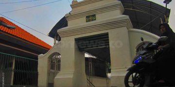 GERBANG kompleks Masjid Pathok Nagara Mlangi yang berada di sisi timur.