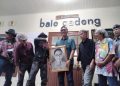 WAWAN Hermawan, Wakil Wali Kota Jogja, menerima kenang-kenangan berupa lukis wajah Agus Dancer perupa Jogja. (foto fornews.co/adam)