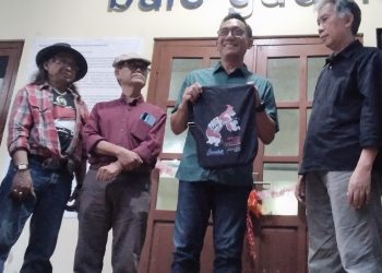 KURATOR pameran, Profesor M Dwi Marianto dari kiri nomor dua bersebelahan dengan Wakil Wali Kota Jogja, Wawan Hermawan usai pembukaan Pameran Merdeka di Bale Gadeng, Sagan, Sabtu, 15 Agustus 2026. (foto fornews.co/adam)
