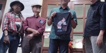 KURATOR pameran, Profesor M Dwi Marianto dari kiri nomor dua bersebelahan dengan Wakil Wali Kota Jogja, Wawan Hermawan usai pembukaan Pameran Merdeka di Bale Gadeng, Sagan, Sabtu, 15 Agustus 2026. (foto fornews.co/adam)