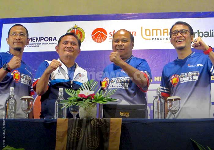 SEARAH jarum jam, dari kiri Akbar Mia, M.Si (Analis Kebijakan Ahli Madya Kemenpora RI), Yayat Suyatna, S.Pd, M.Pd (Asisten Deputi Olahraga Masyarakat Kemenpora RI), Kus Endarto, SE, M.Ec.Dev (Kabid Pemasaran Dinas Pariwisata Sleman), dan Handono Suyatno Putro (GM Hotel Loman Park) dalam jumpa pers dengan awak media di Loman Park Hotel Jogja, Senin sore, 24 Agustus. (foto fornews.co/adam)