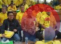 Sekretaris DPD Partai Golkar Sumsel, Andie Dinialdie (tengah depan), ditemani sejumlah Ketua DPD Kabupaten/kota saat menyerahkan formulir pendaftaran bakal calon ke panitia pelaksana di Aula Kantor DPD Partai Golkar Sumsel, Sabtu (1/8/2026). (fornews.co/foto: Sidratul Muntaha)