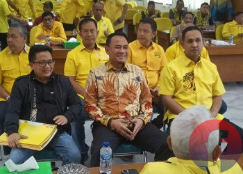 Sekretaris DPD Partai Golkar Sumsel, Andie Dinialdie (tengah depan), ditemani sejumlah Ketua DPD Kabupaten/kota saat menyerahkan formulir pendaftaran bakal calon ke panitia pelaksana di Aula Kantor DPD Partai Golkar Sumsel, Sabtu (1/8/2026). (fornews.co/foto: Sidratul Muntaha)