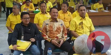 Sekretaris DPD Partai Golkar Sumsel, Andie Dinialdie (tengah depan), ditemani sejumlah Ketua DPD Kabupaten/kota saat menyerahkan formulir pendaftaran bakal calon ke panitia pelaksana di Aula Kantor DPD Partai Golkar Sumsel, Sabtu (1/8/2026). (fornews.co/foto: Sidratul Muntaha)