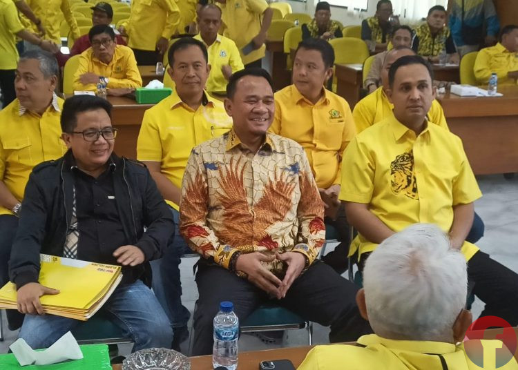 Sekretaris DPD Partai Golkar Sumsel, Andie Dinialdie (tengah depan), ditemani sejumlah Ketua DPD Kabupaten/kota saat menyerahkan formulir pendaftaran bakal calon ke panitia pelaksana di Aula Kantor DPD Partai Golkar Sumsel, Sabtu (1/8/2026). (fornews.co/foto: Sidratul Muntaha)