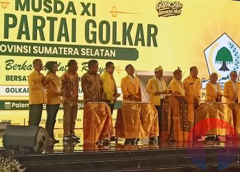 Ketua Umum DPP Partai Golkar, Bahlil Lahadalia bersama jajaran pengurus DPP dan Gubernur Sumsel Herman Deru, membuka Musda XI Partai Golkar Sumsel, di Ball room Aryaduta Palembang, Minggu (2/8/2026). (fornews.co/foto: Sidratul Muntaha)