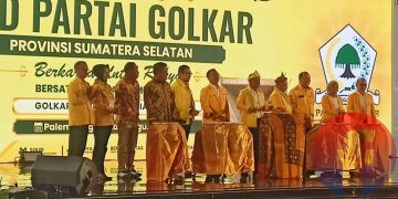 Ketua Umum DPP Partai Golkar, Bahlil Lahadalia bersama jajaran pengurus DPP dan Gubernur Sumsel Herman Deru, membuka Musda XI Partai Golkar Sumsel, di Ball room Aryaduta Palembang, Minggu (2/8/2026). (fornews.co/foto: Sidratul Muntaha)