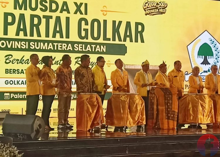 Ketua Umum DPP Partai Golkar, Bahlil Lahadalia bersama jajaran pengurus DPP dan Gubernur Sumsel Herman Deru, membuka Musda XI Partai Golkar Sumsel, di Ball room Aryaduta Palembang, Minggu (2/8/2026). (fornews.co/foto: Sidratul Muntaha)