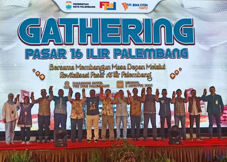Direktur Utama PT Bima Citra Realty (BCR), Ahmad Marzuki bersama para mitra, pemilik kios, tokoh masyarakat, pada Gathering Pasar 16 Ilir di Zuri Hotel Palembang, Minggu (2/8/2026) malam.
(fornews.co/foto: Sidratul Muntaha)