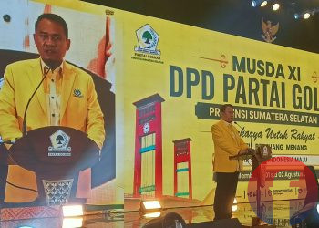Ketua DPD Golkar Sumsel periode 2026-2031 terpilih, Andie Dinialdie menyampaikan pidato pertamanya, diakhir Musda XI Partai Golkar Sumsel, di Ballroom Aryaduta Hotel, Palembang, Minggu (2/8)2026) malam. (fornews.co/foto: Sidratul Muntaha)