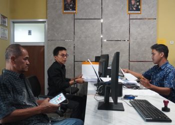 Kuasa Hukum PT BCR, Ricky MZ didampingi Kaharuddin SH, saat membuat laporan ke SPKT Polrestabes Palembang, Jumat (14/8/2026). (fornews.co/ist)