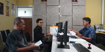 Kuasa Hukum PT BCR, Ricky MZ didampingi Kaharuddin SH, saat membuat laporan ke SPKT Polrestabes Palembang, Jumat (14/8/2026). (fornews.co/ist)